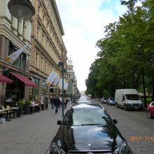 公園に沿って立ち並ぶクラシカルな建物群。