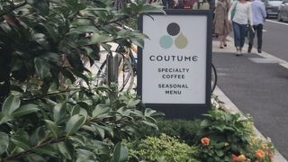 ランチタイムは混雑しているおしゃれなパリ発カフェ