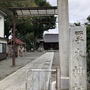 川沿いにある神社