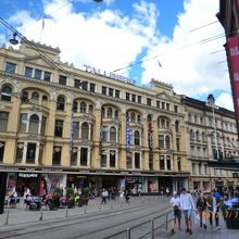 向かいにも色んなお店が軒を連ねています。