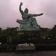 雨の中の平和祈念像。