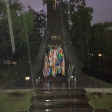 雨の中の折り鶴の塔。