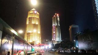 ライトアップが派手です。