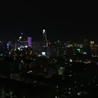 部屋から市の中心部を臨む