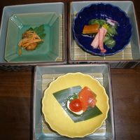 割烹旅館　「みさと」夕食　三種の前菜　・お造り