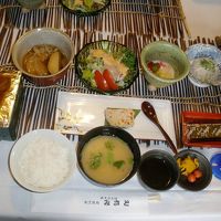 煮物もほっこりじゃがいもと白滝、幸せの味です。 美味しいご飯