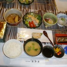 煮物もほっこりじゃがいもと白滝、幸せの味です。 美味しいご飯