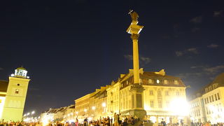 多くの人で賑わうワルシャワ旧市街の中心地