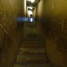 階段は狭くてすれ違うのがやっと。