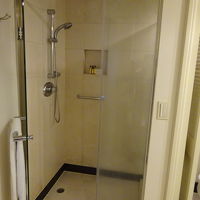 独立したシャワーブースあり、ドア下から少々水漏れ