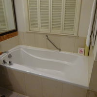 バスルームからベットを越えて窓の外が見れる変わった構造