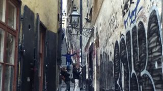 狭くて急な石段がある通り