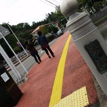 橋を渡ると伊万里神社
