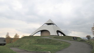 ピラミッド型の展望台が目印