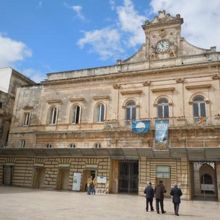 オストゥーニ市庁舎