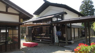  ５つの蔵と１棟の母屋がある大きな屋敷。 