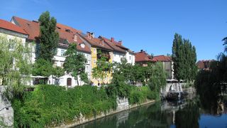 川沿いにはカフェやレストランが沢山あります