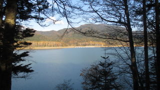 これは人造湖です。