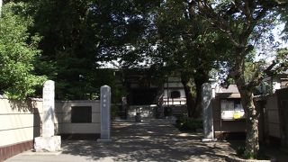 東京都指定史跡や開基の墓などがある寺院です