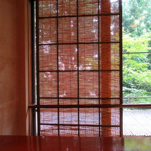 席に着くと、外には川床のような縁側、壁は懐かしい土壁