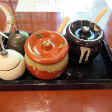 ソースは味噌ベース、辛子はお客さん毎に入れ替えているようです