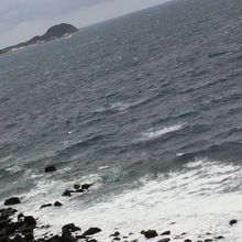 波が打ち寄せる