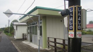 駅前は人の気配はないが車は賑やか