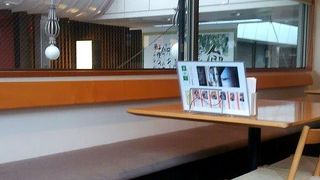 鍋焼きうどんに白すりごまをたっぷり入れて