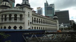 都会を流れる川