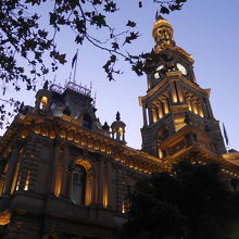 タウンホール駅の目の前にある市役所