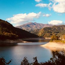 素波里湖の奥に見える白神山地の山々が素敵です。