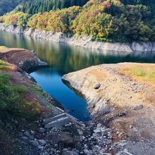 水位が下がった湖から、森林鉄道・藤琴粕毛内川線跡が見えました