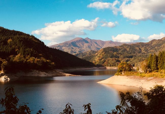 秋は素波里湖の奥に見える白神山地の山々が素敵です！素波里不動の滝が美しいです。