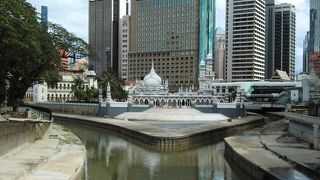 マスジットジャメで交わる川