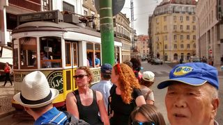 起伏の多いリスボンほど路面電車が、街に似合う場所は少ないだろう。