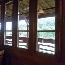 外は川が流れ、公園もありました。