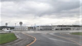 レンタカー屋さんのカウンターがずらっと並んでいます。