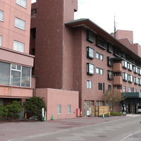 川沿いにあります。