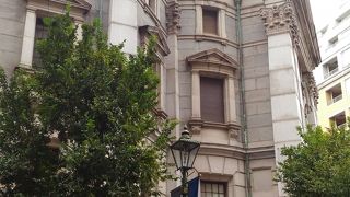 このあたりで際立って立派な建物です