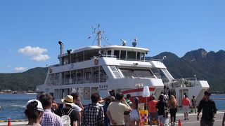 昼間は厳島神社の鳥居の近くを通ります。