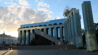 クラシンスキフ公園の向かいに建つ近代的建築物