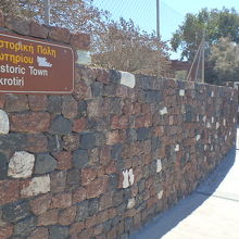 施設入口。この前にバスが停まります。