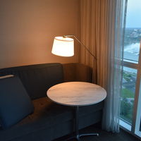 窓側のソファー