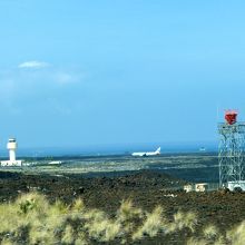 19号線よりコナ空港　丁度JALが到着したところです