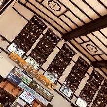 一面に吊り下げられたガラスランプ