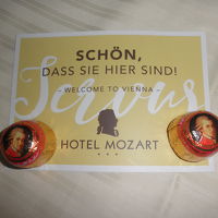 ベッドの上に置かれていたWelcomeプレゼントのチョコ