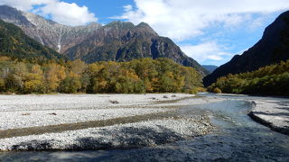 穂高連峰を背景にした、冷たく美しい流れです。