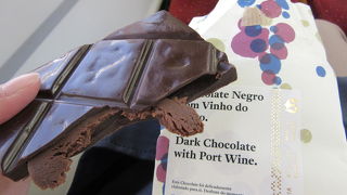 お土産に最適なレトロな包み紙のチョコレート