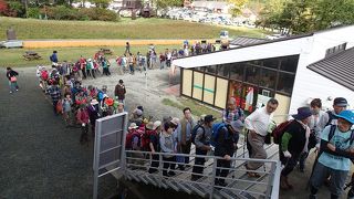 紅葉シーズンは朝７：３０から稼働開始。　日曜の朝は激混み！