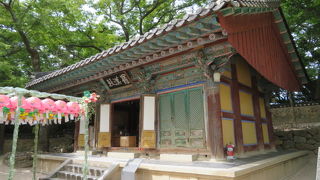 釈迦牟尼と羅漢像が祀られている